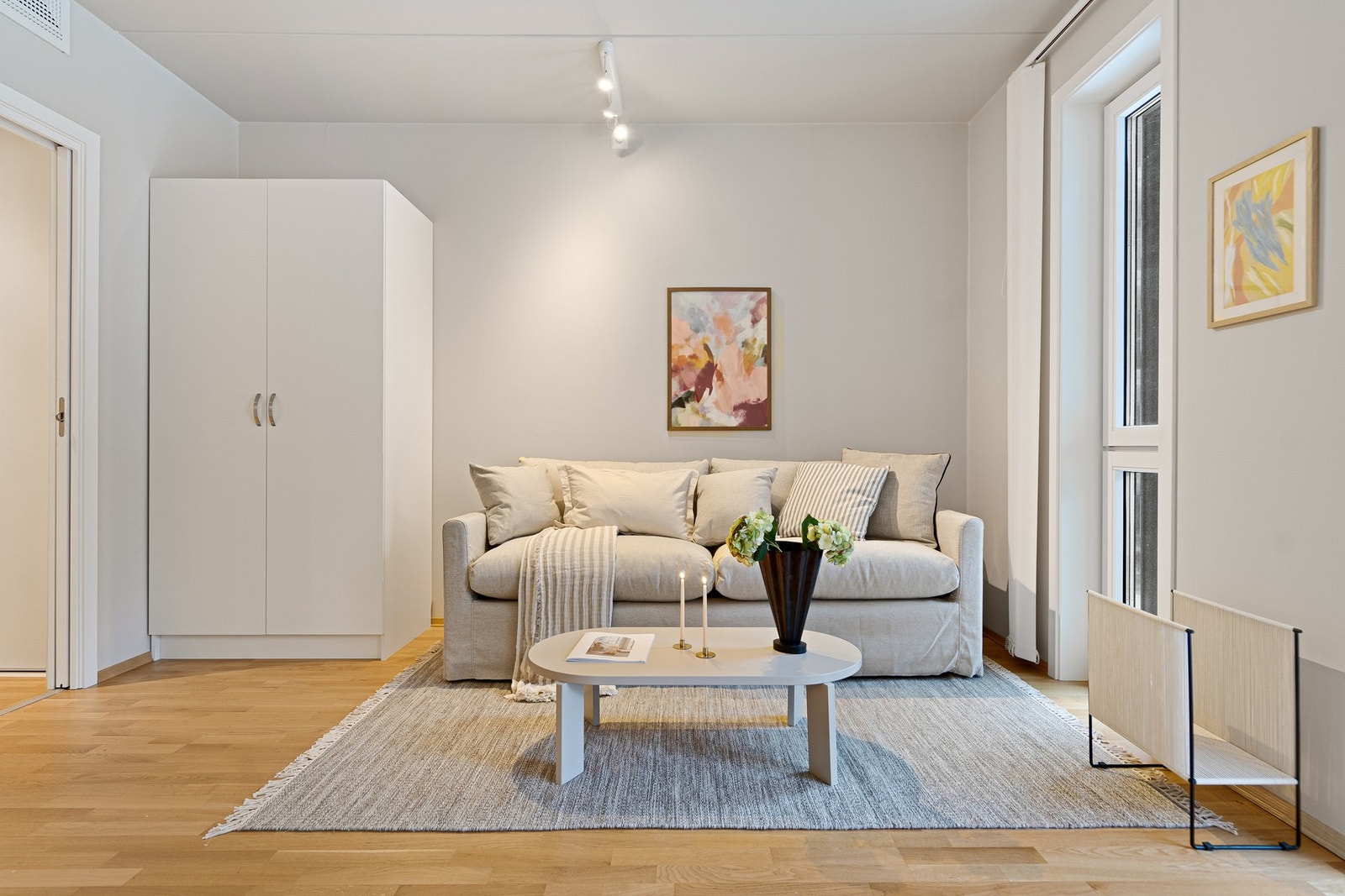 Merk at det er fin plass til sovesofa/nedfellbar dobbelseng Galleribilde