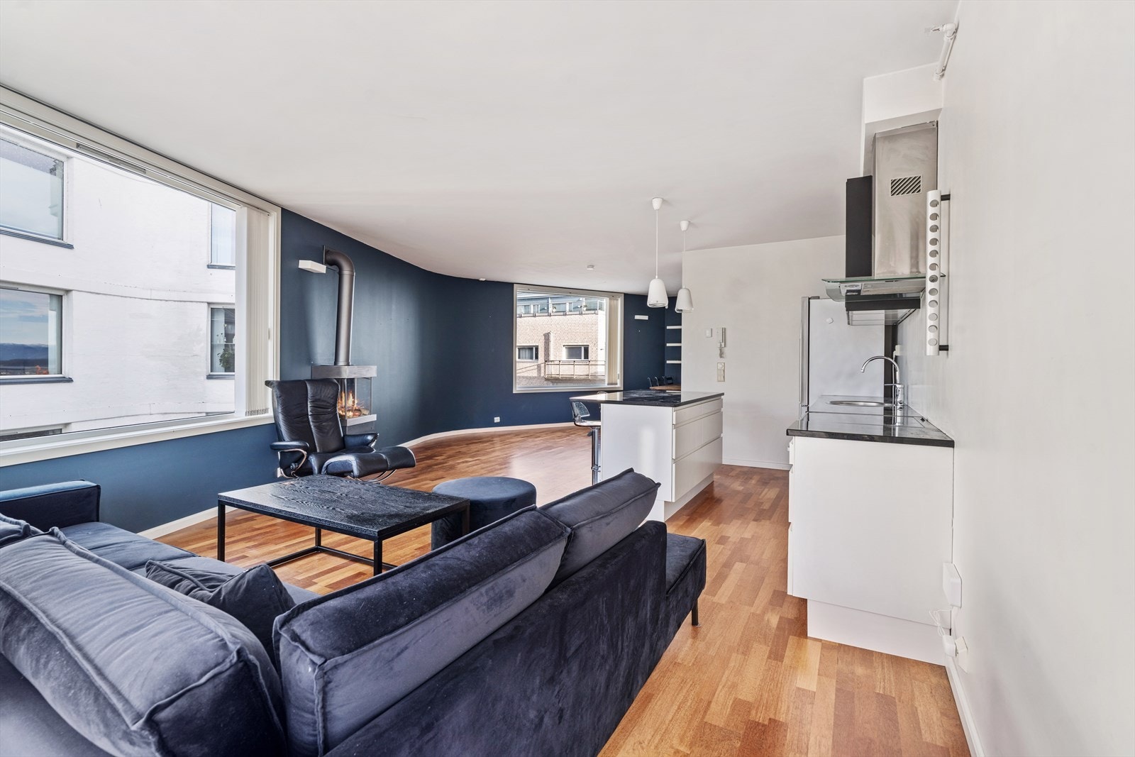 Stue og kjøkken i åpen løsning Galleribilde