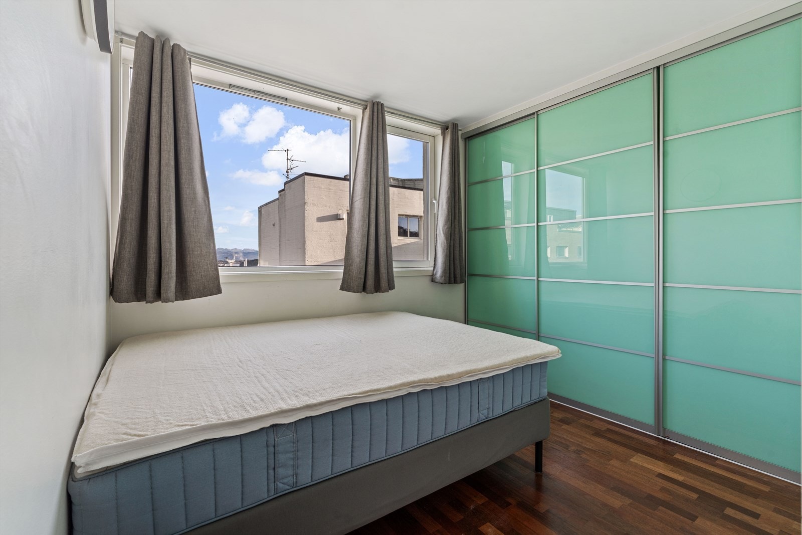 Hovedsoverom med innebygget garderobeskap Galleribilde