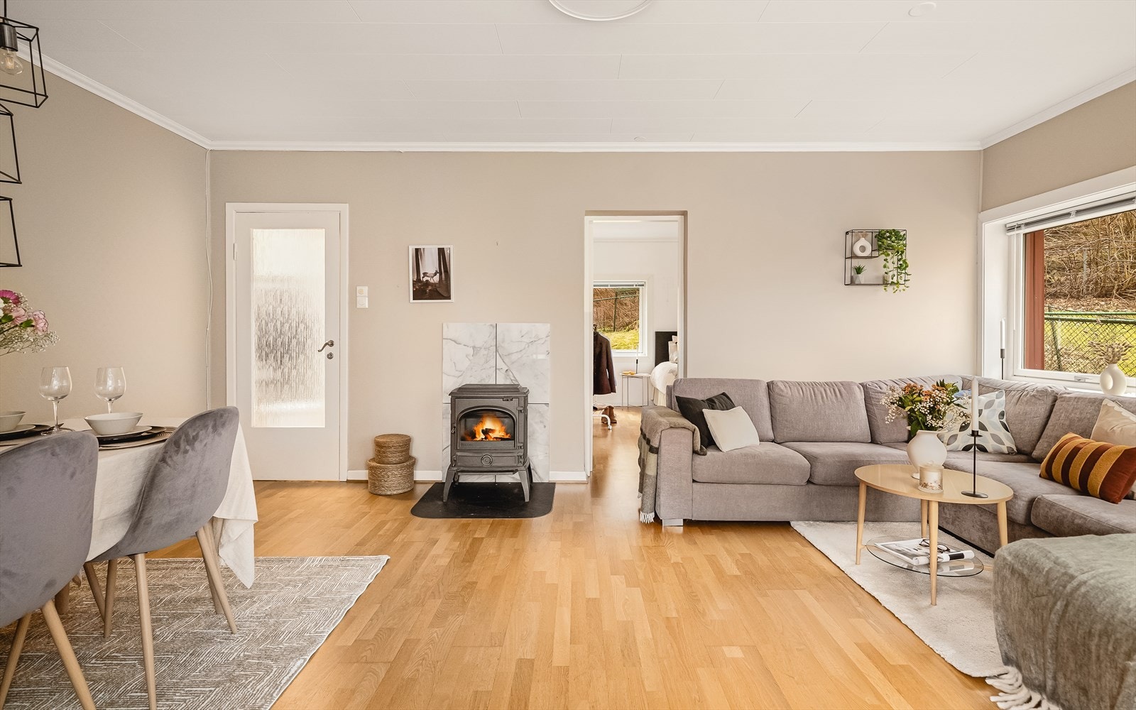 Hovedsoverommet har adkomst fra stuen, og er plassert på motsatt side i leiligheten fra de to øvrige soverommene. Galleribilde