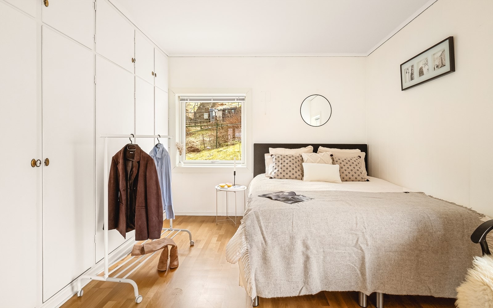 Hovedsoverommet måler 14,7 kvm. Alle soverommene har god plass til oppbevaring i innebygde skap. Galleribilde