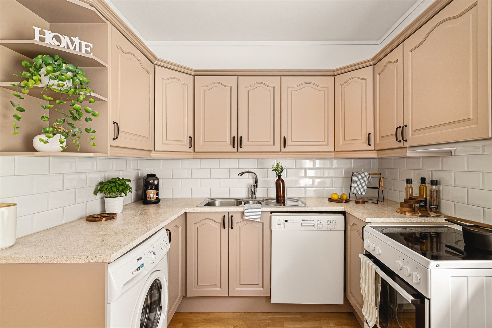 Kjøkkeninnredningen var ny i 2005 (Bolett) og har profilerte eikefronter. Galleribilde