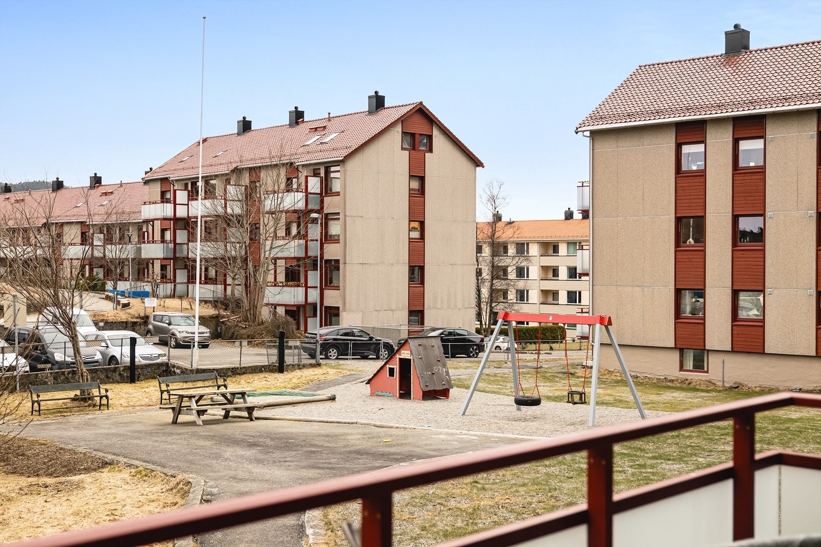 Erleveien 42A ligger tilbaketrukket fra Nattlandsveien og trafikkstøy. Fra altanen kan man følge med på barna som leker trygt på boligselskapets egne lekeplass. Galleribilde