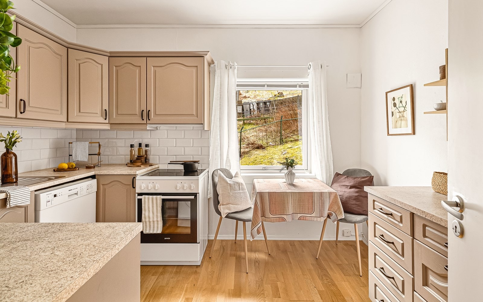 Kjøkkenet måler 9 kvm og har godt med skap og benkeplass. Galleribilde