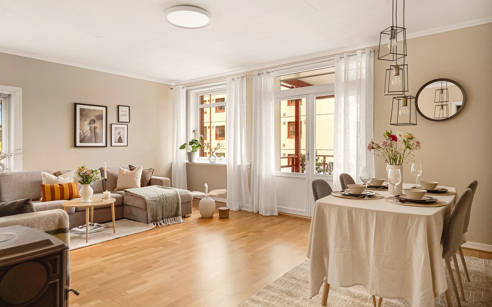 Velkommen til Erleveien 42A, en 4-roms endeleilighet med tilbaketrukket og solrik beliggenhet sentralt på Landås. Galleribilde