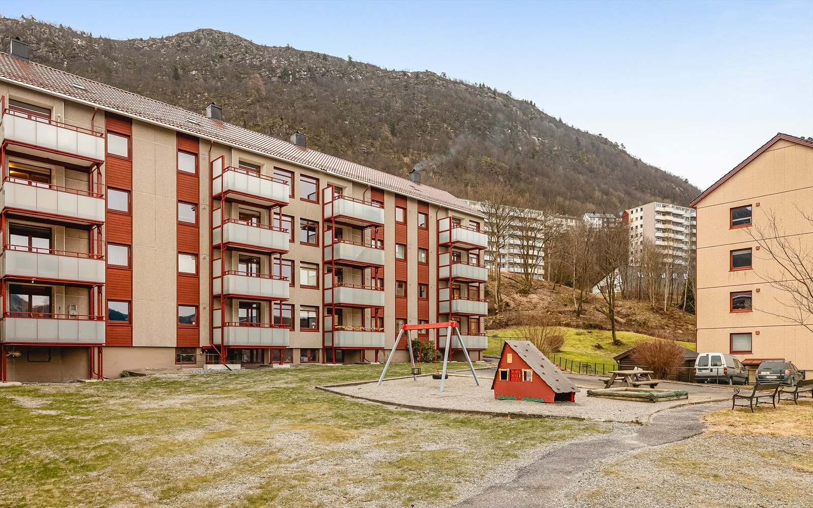 Leiligheten befinner seg på populære Landås, noen få minutters gange fra Landåstorget, dagligvarebutikker og bussholdeplass i Nattlandsveien. Galleribilde