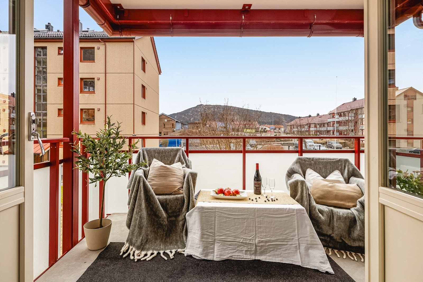 Fra stuen er det to-fløyet dør som åpner opp til den nyoppførte overbygde altanen på 9 kvm. Galleribilde