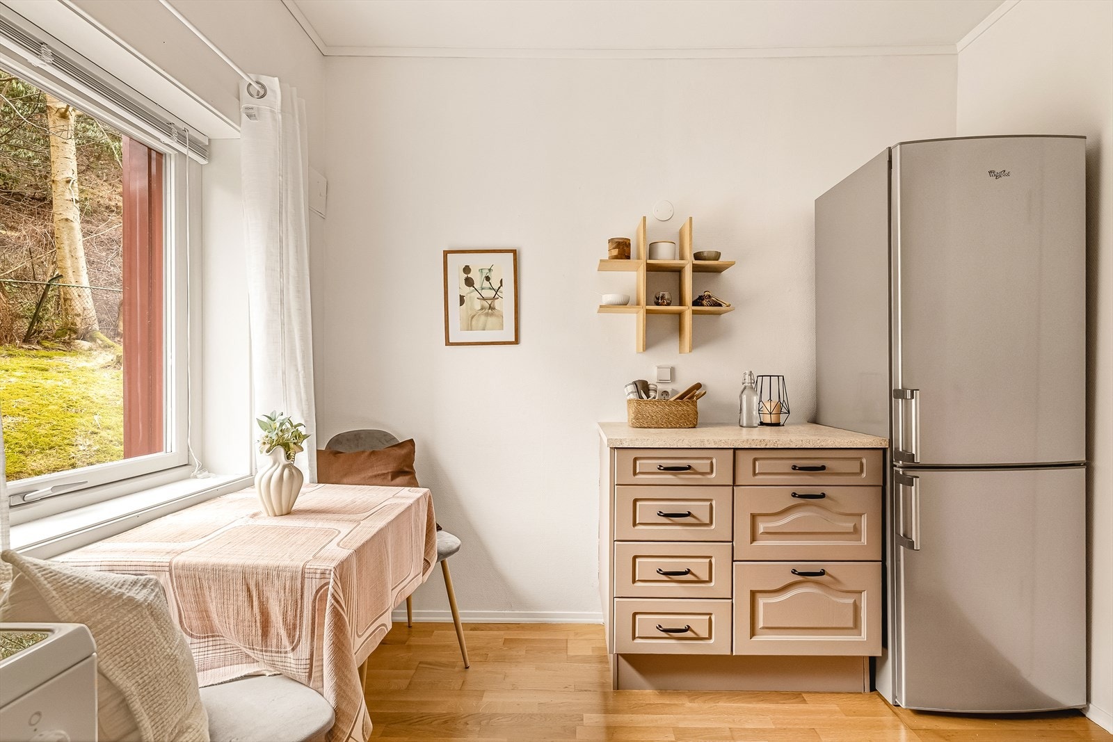 Det er plass til et lite frokostbord ved vinduet. Galleribilde