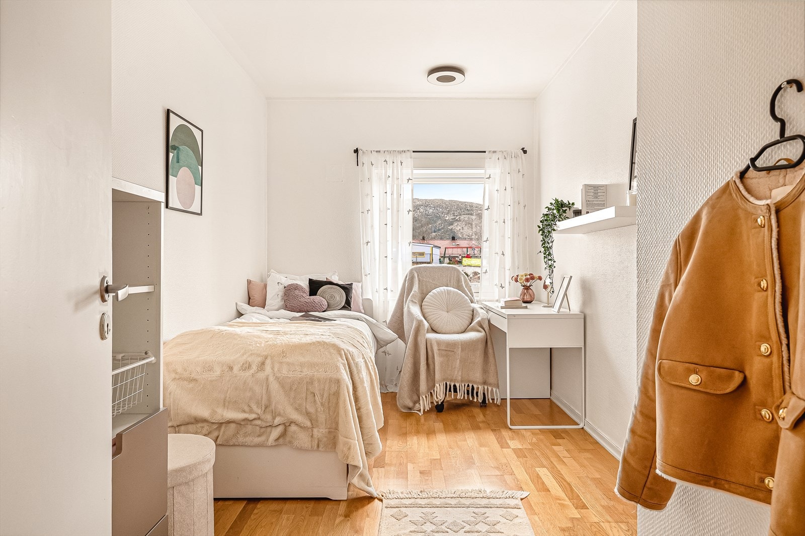 Soverom 2 og soverom 3 har inngang fra entre/gang, og måler henholdsvis 9,4 kvm og 9,2 kvm. Galleribilde