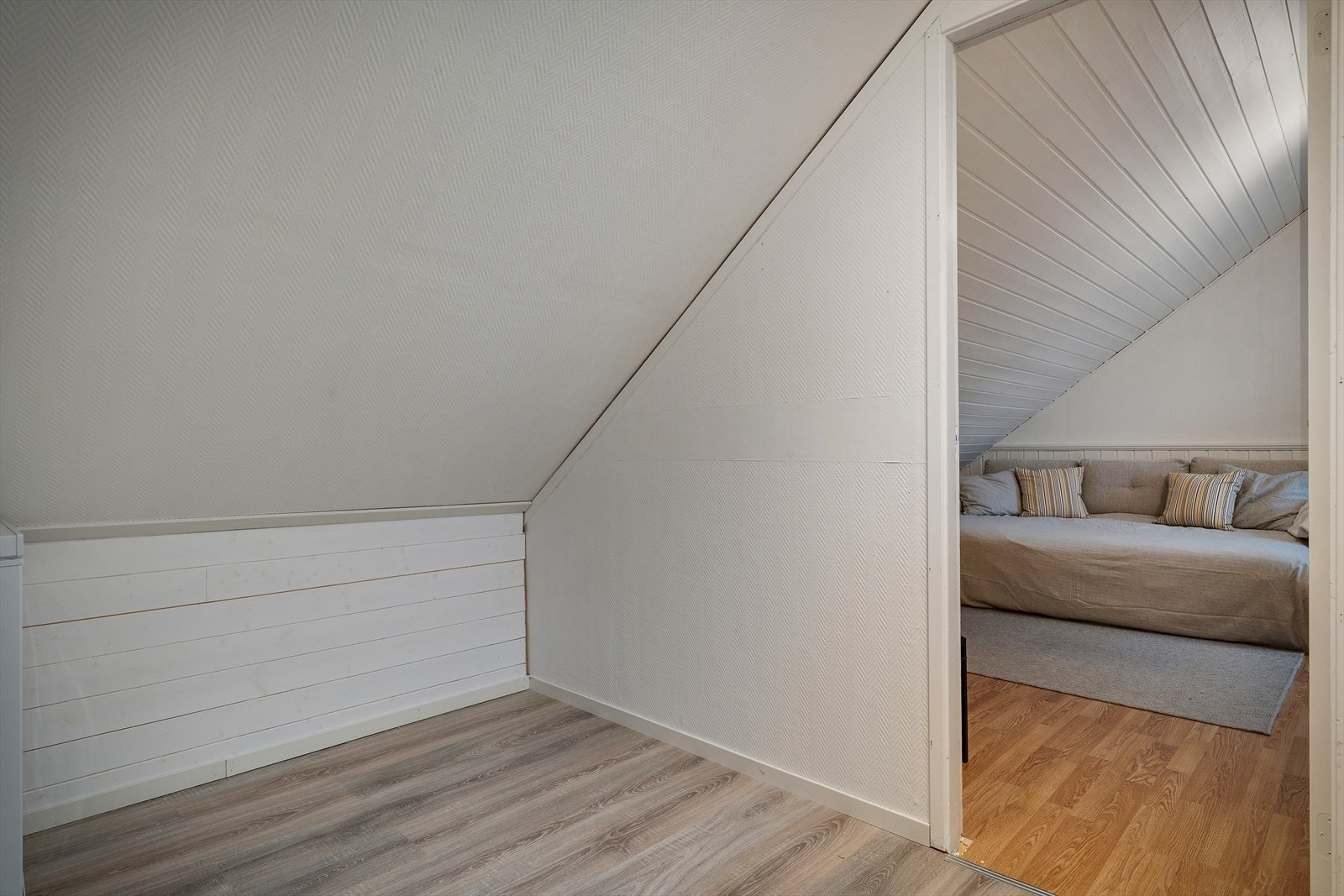 Mellomgang i loftsetasje. Praktisk som lagringsplass eller garderobe. Galleribilde