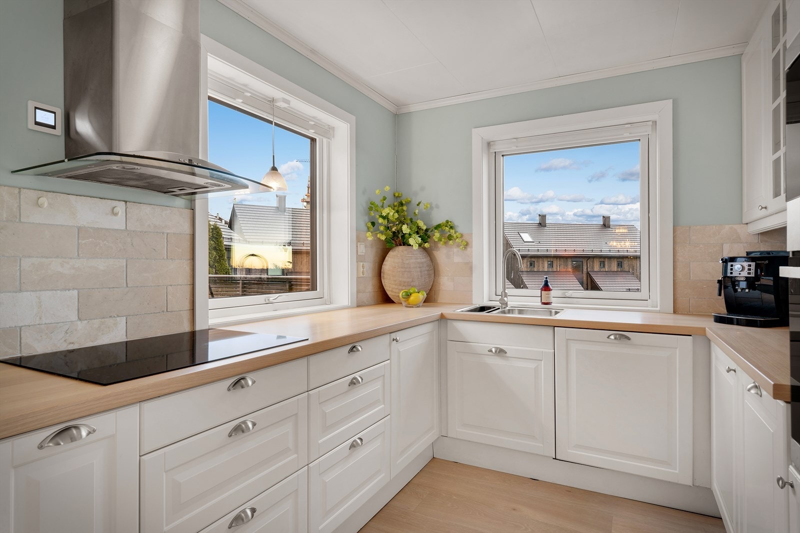 Den lukkede kjøkkenløsning som gir mer privatliv, samt mindre støy og lukt til andre deler av hjemmet. Galleribilde