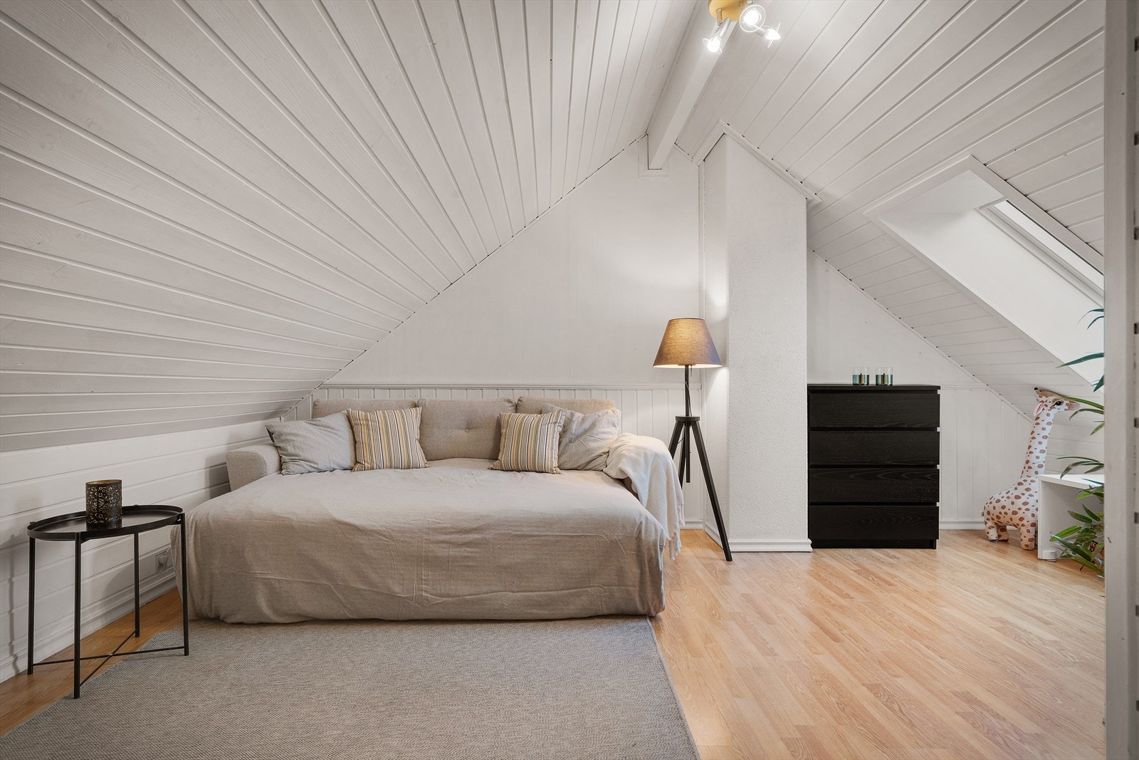 Loftsetasje med målbart areal. Rommet er ikke godkjent til varig opphold. Galleribilde