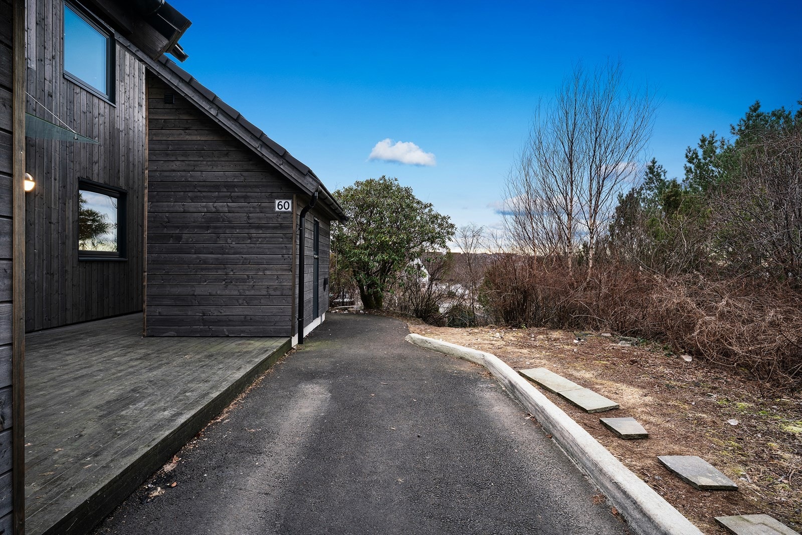 Tomten er opparbeidet med asfaltert tilkomst, biloppstillingsplasser, interne veier, murer, terrasser og diverse beplantning. Galleribilde