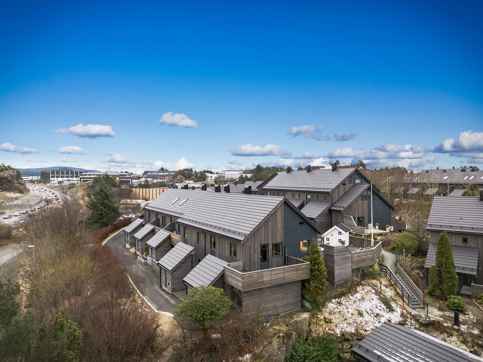 Eiendommen har en meget praktisk beliggenhet med kort gangavstand til barnehage, skole og buss. Galleribilde