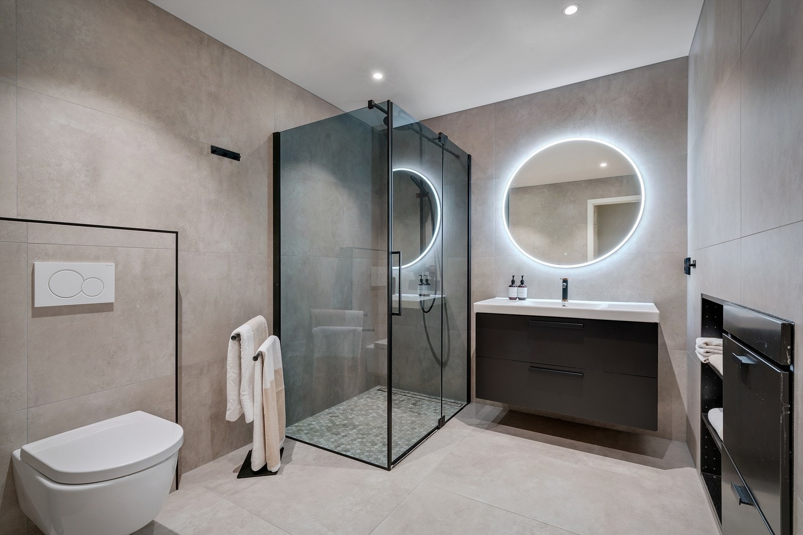 Flislagt bad med store fliser, lun gulv varme og romslig dusj sone. Oppgradert av fagfolk i 2021. Galleribilde