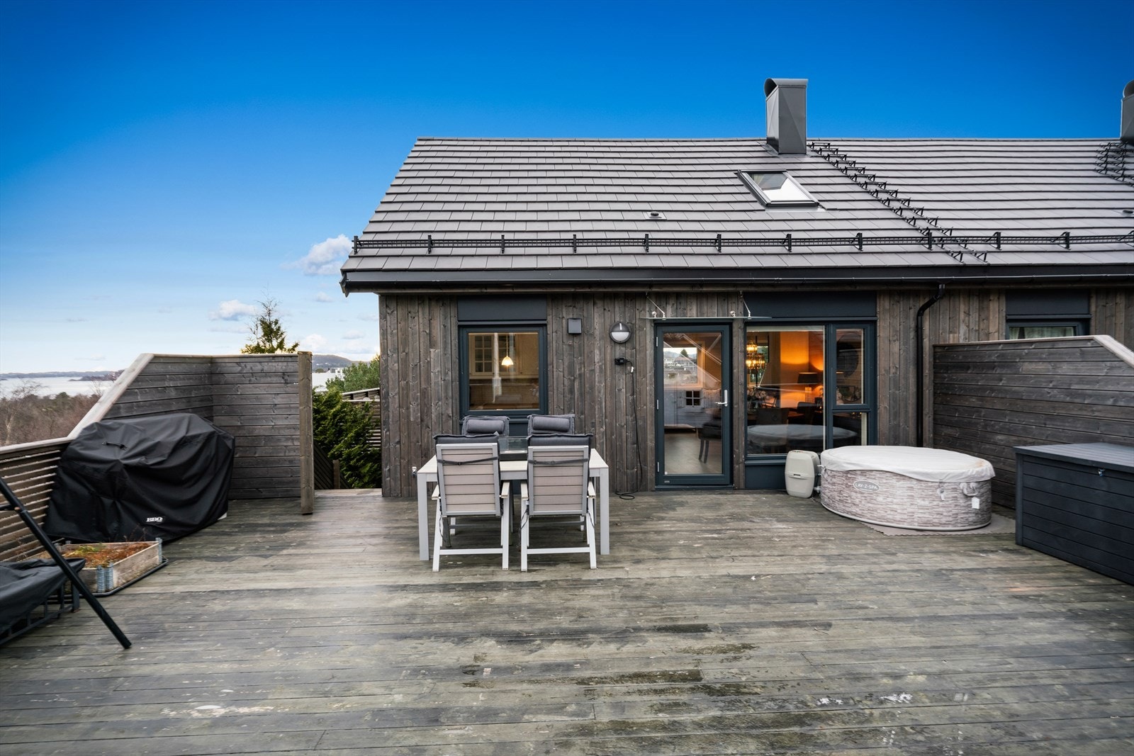 Svært romslig terrasse med flotte innredningsmuligheter. Galleribilde