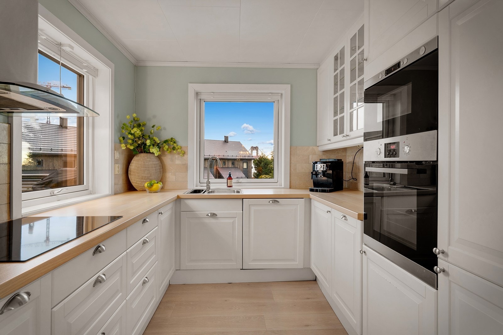 Praktisk kjøkken med fullt integrerte hvitevarer, blant annet induksjonsplatetopp, stekeovn, mikrobølgeovn, oppvaskmaskin og kjøl og frys. Galleribilde