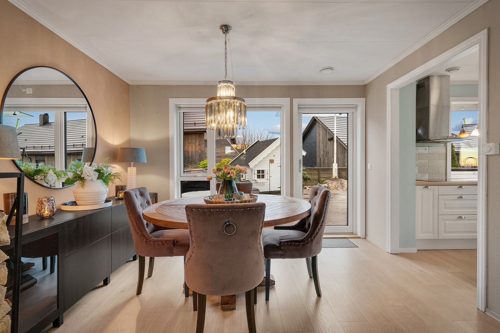 Åpen og lys spiseplass med enkel utgang til stor, solrik terrasse. Galleribilde