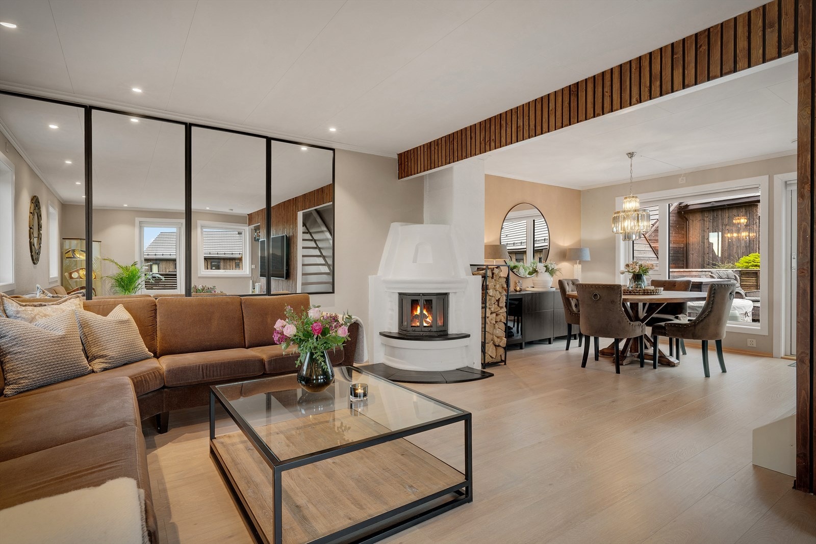 Et nydelig enderekkehus like bortenfor Alvøen Skole er nå for salg - Kontakt megler Christer Haugen i Fana Sparebank Eiendom for avtale om visning! Galleribilde