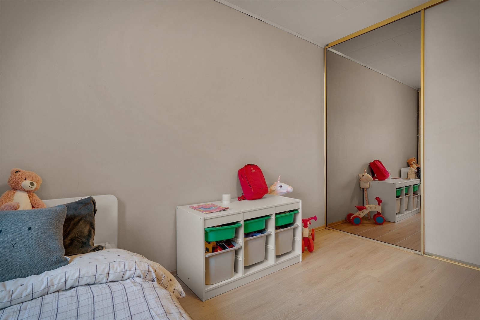 Soverommet har en smart walk-in løsning til omkledningsrommet. Galleribilde