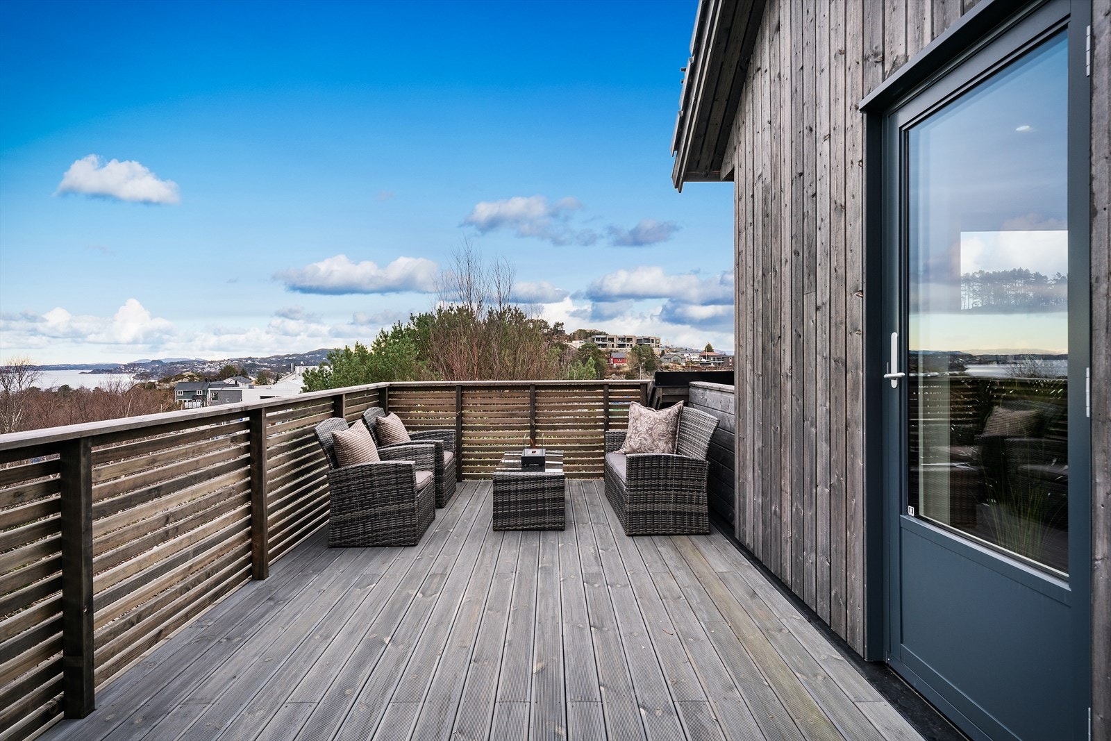 Altanen fra stuen er plassert på enden av rekken og gir en lun og skjermet følelse. Galleribilde