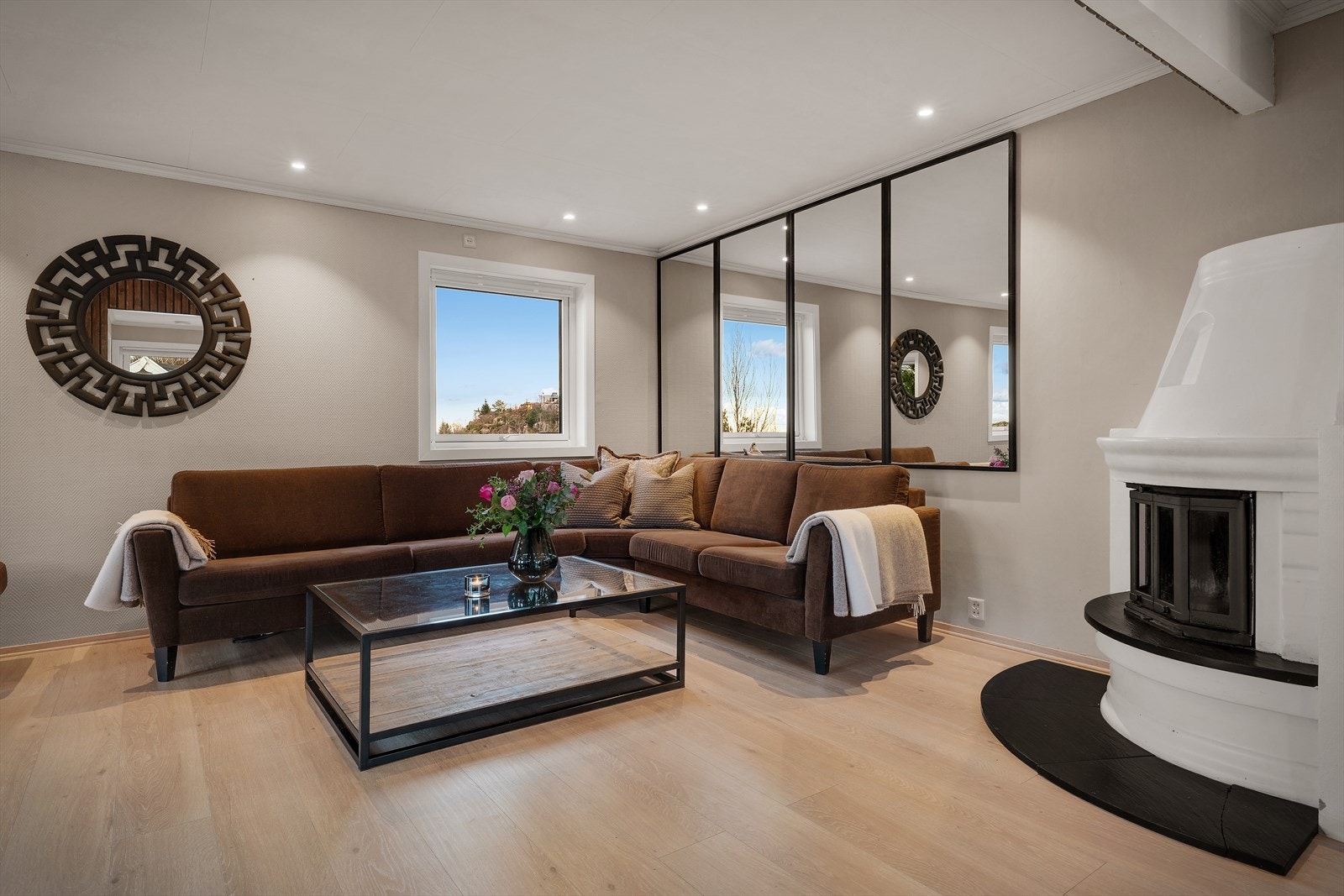 Stue har spotter i tak, har flere vinduer mot flott sjøutsikt Galleribilde