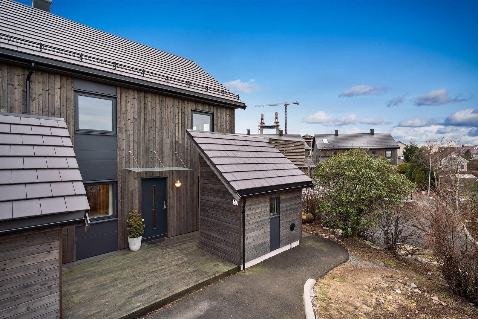 Utvendig ble ytterkledningen og fasadeplater skiftet ut i 2025. Galleribilde