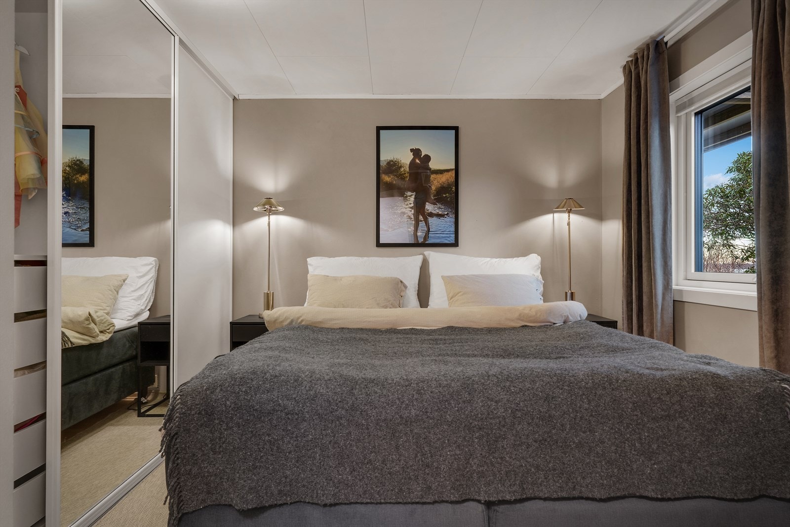 Soverommet fremstår som lyst og funksjonelt, med god plassutnyttelse og nøytrale overflater. Galleribilde