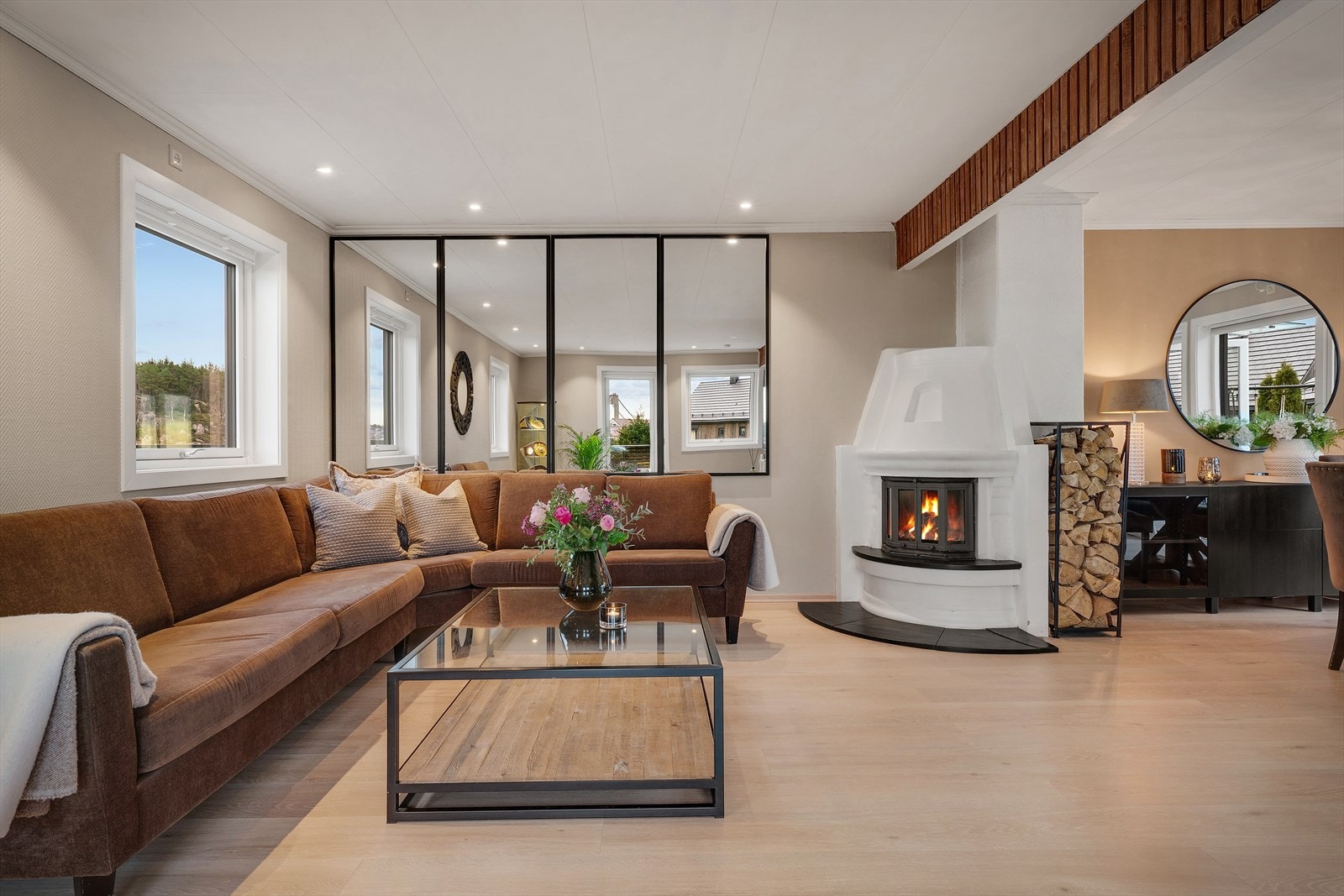 Peis i stuen som skaper hyggelig atmosfære og behagelig varme på kalde dager. Galleribilde