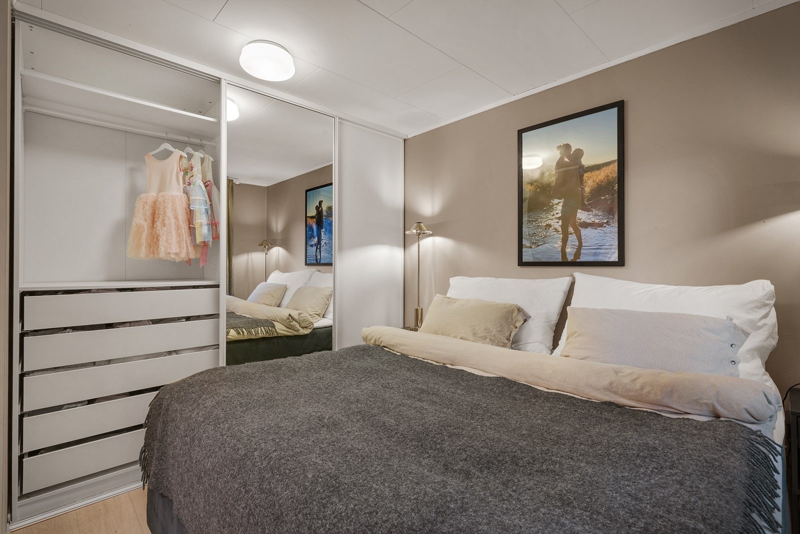 Praktisk skyvedørsgarderobe som gir rikelig med oppbevaring. Galleribilde