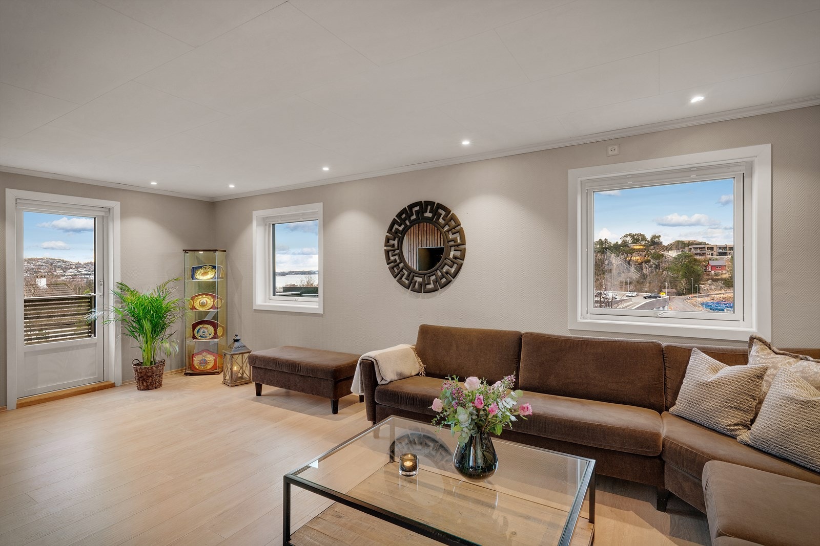 Direkte utgang til altan fra stuen, herifra er den en nydelig utsikt ut mot deler av innseilingen til Bergen. Galleribilde