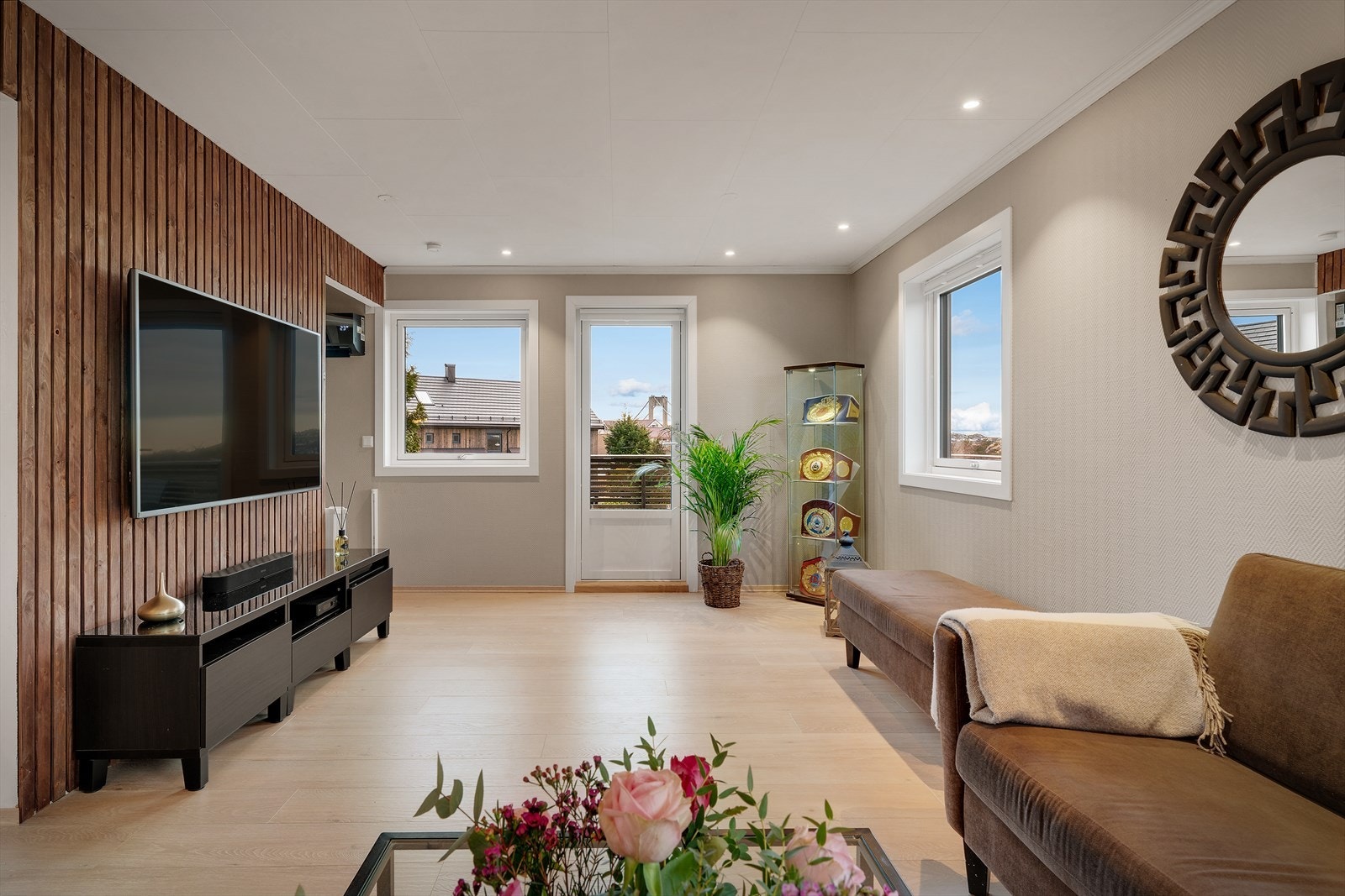 Det er installert varmepumpe i stuen som tilrettelegger for effektiv oppvarming, denne er plassert i trappehus som fordeler varmen i alle etasjer. Galleribilde