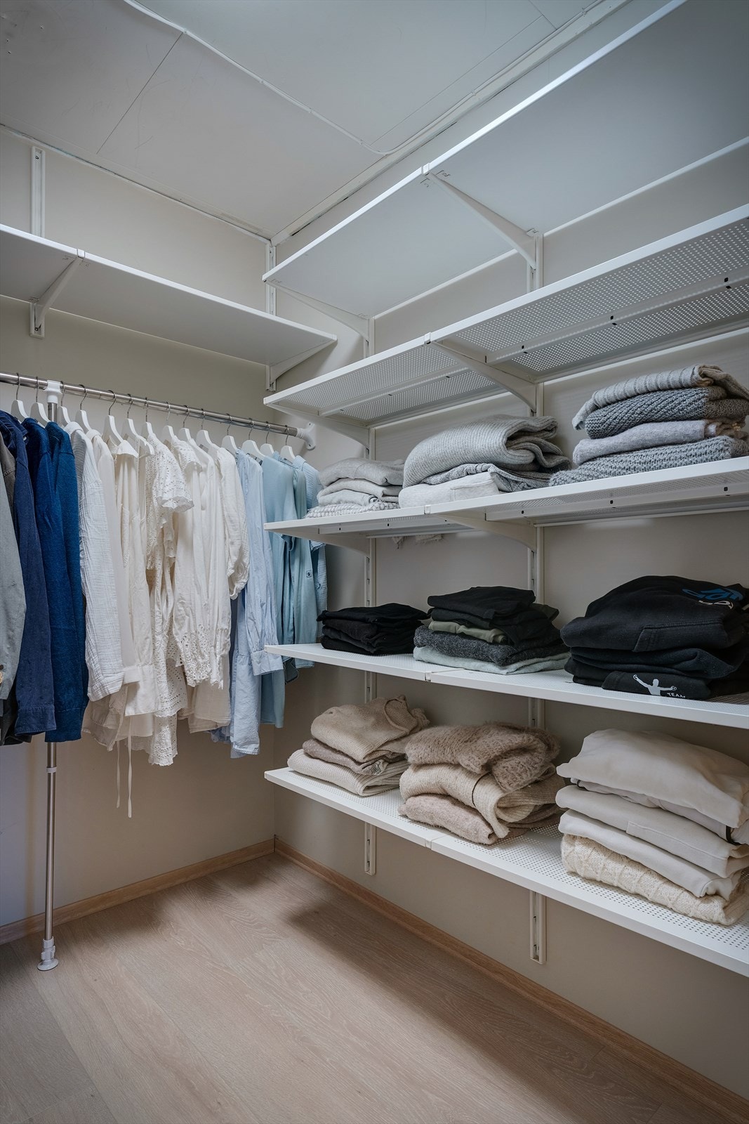 Lyst og romslig omkledningsrom som forenkler hverdagen. Galleribilde