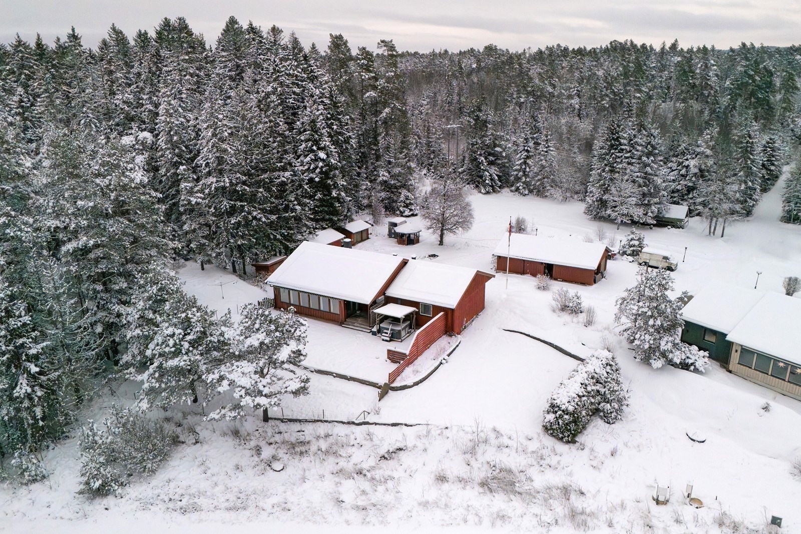 Tomten byr på svært gode lagringsmuligheter med garasje med tilhørende bod og verksted, i tillegg til to frittstående boder og to uthus. Galleribilde