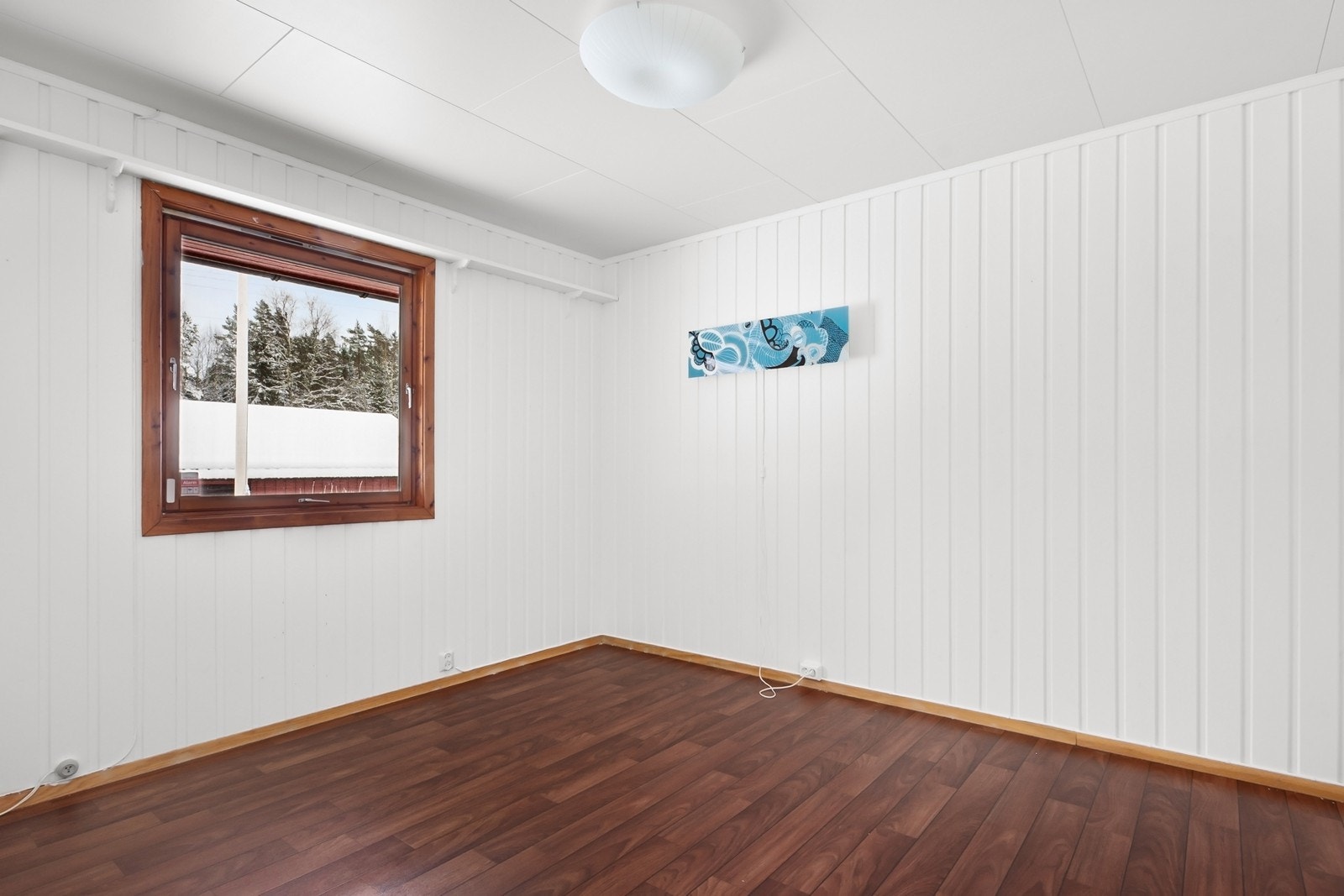 Soverom 2 har lyse overflater og enkel adkomst fra gangen. Galleribilde