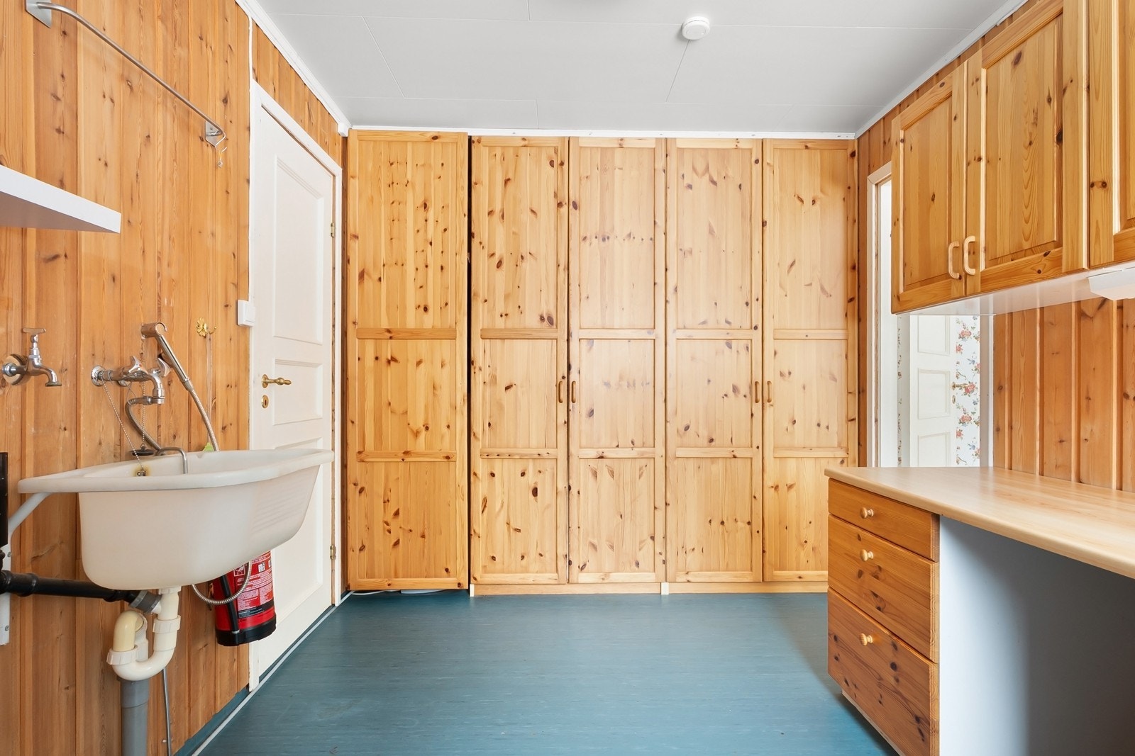 Vaskerommet har adkomst fra kjøkkenet og er utstyrt med utslagsvask samt opplegg for vaskemaskin og tørketrommel. I tillegg byr rommet på gode oppbevaringsløsninger med høyskap, skuffer og benkeplate. Galleribilde