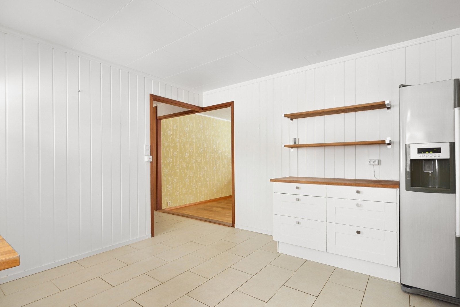 Kjøkkenet har enkel og naturlig forbindelse til boligens gang og stue. Galleribilde