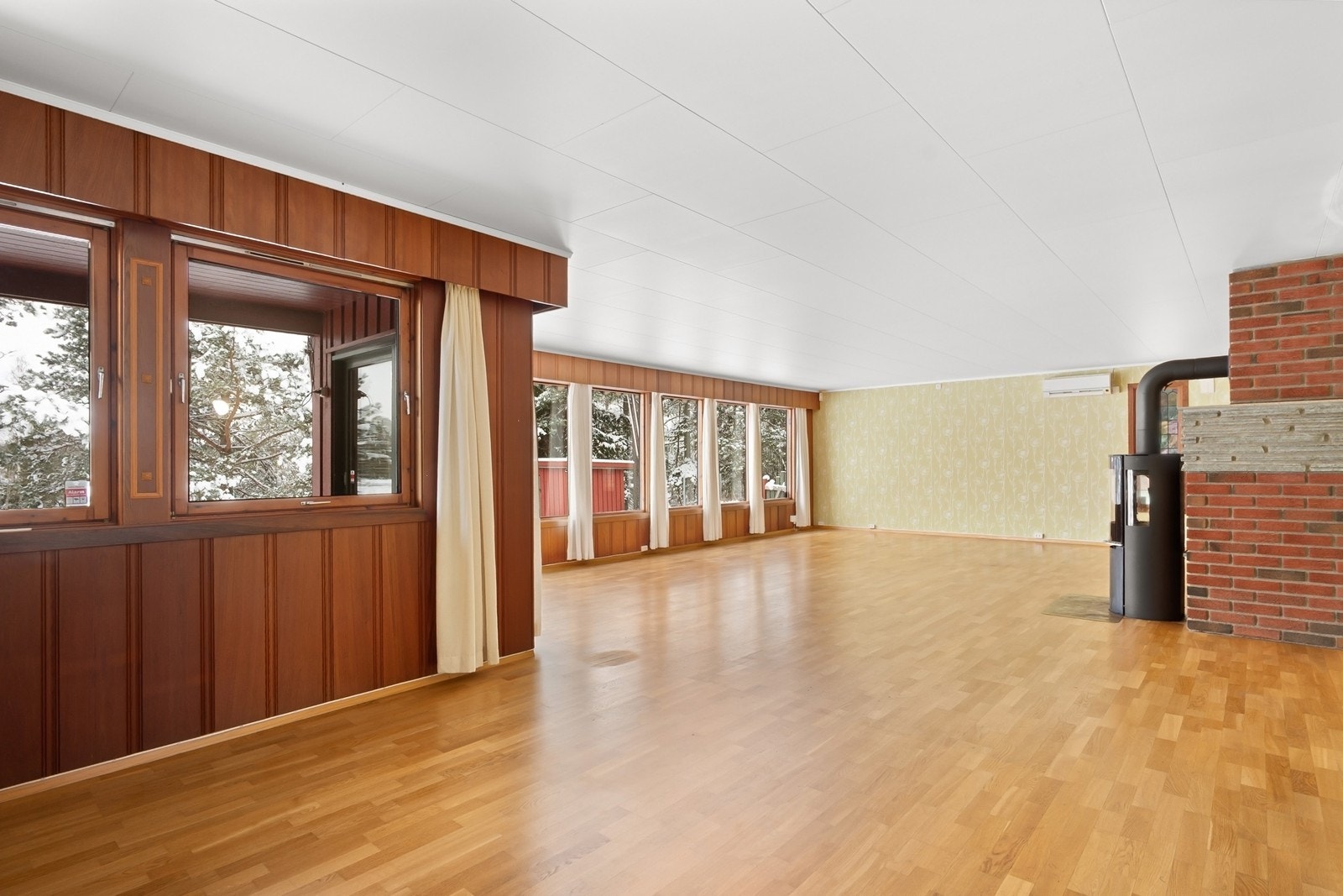 Stuen har oppvarming med varmepumpe og en koselig peisovn med glassfelt. Galleribilde