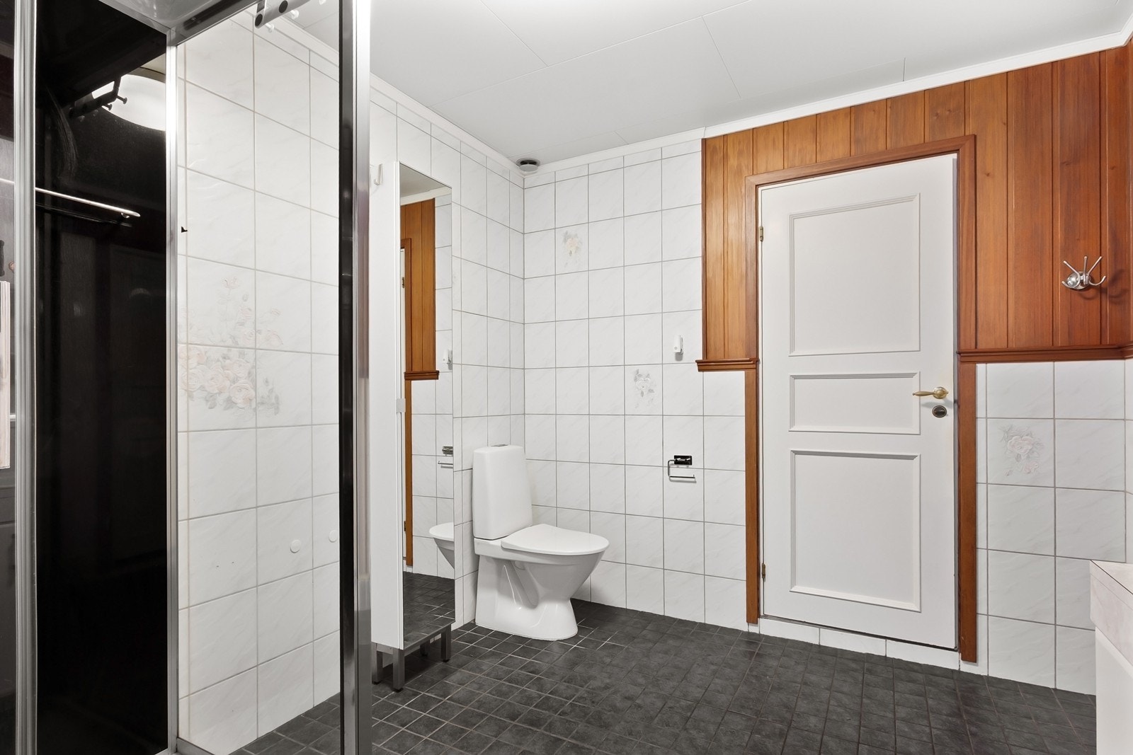 Badet har enkel adkomst fra gangen og ett av boligens soverom. Galleribilde