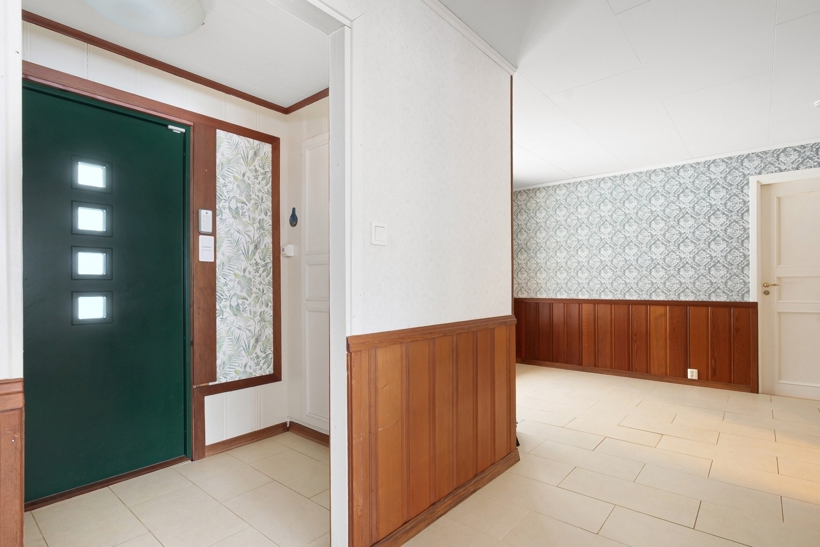 Boligen har en flislagt entré og en romslig gang med god plass til ønsket oppbevaring. Boligen er utstyrt med varmekabler i entré, på kjøkken og badet. Galleribilde