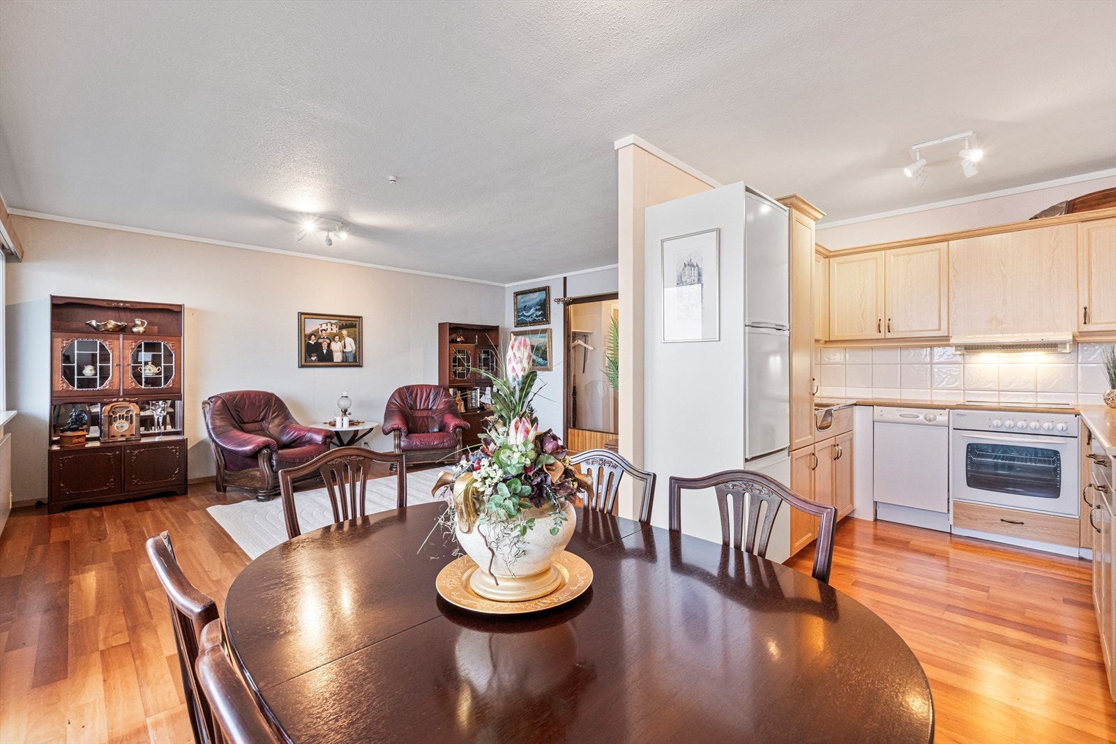 God plass til spisebord på stue Galleribilde