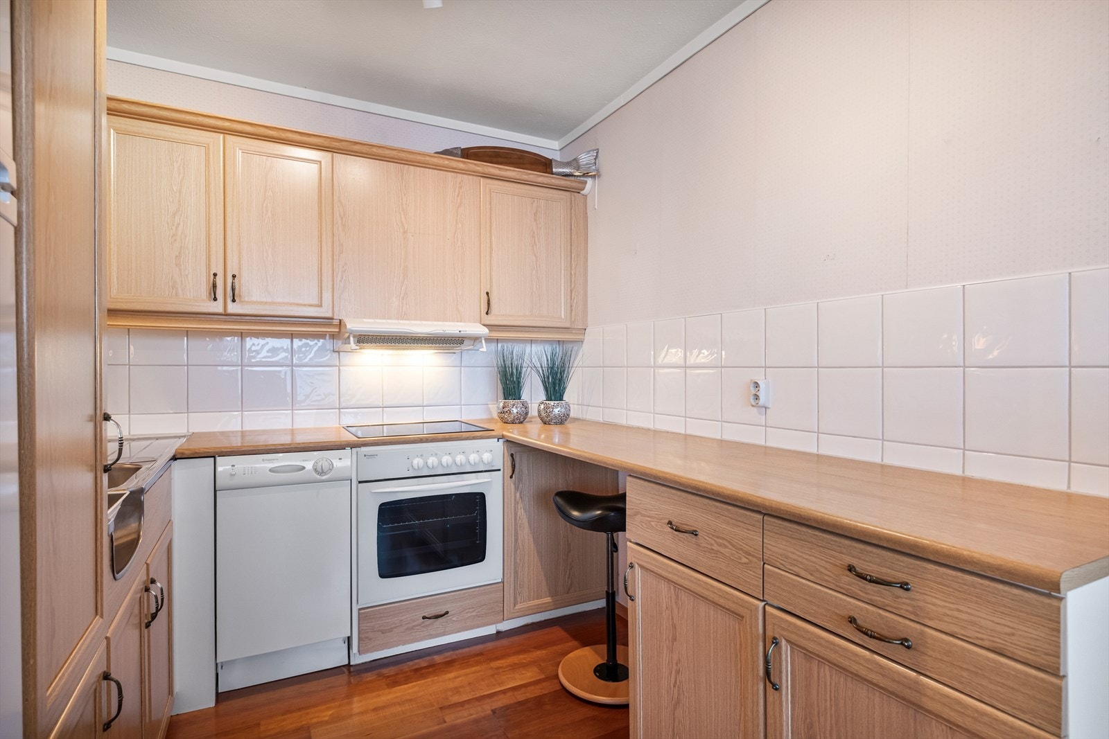 Romslig kjøkken med god plass til mye oppbevaring Galleribilde