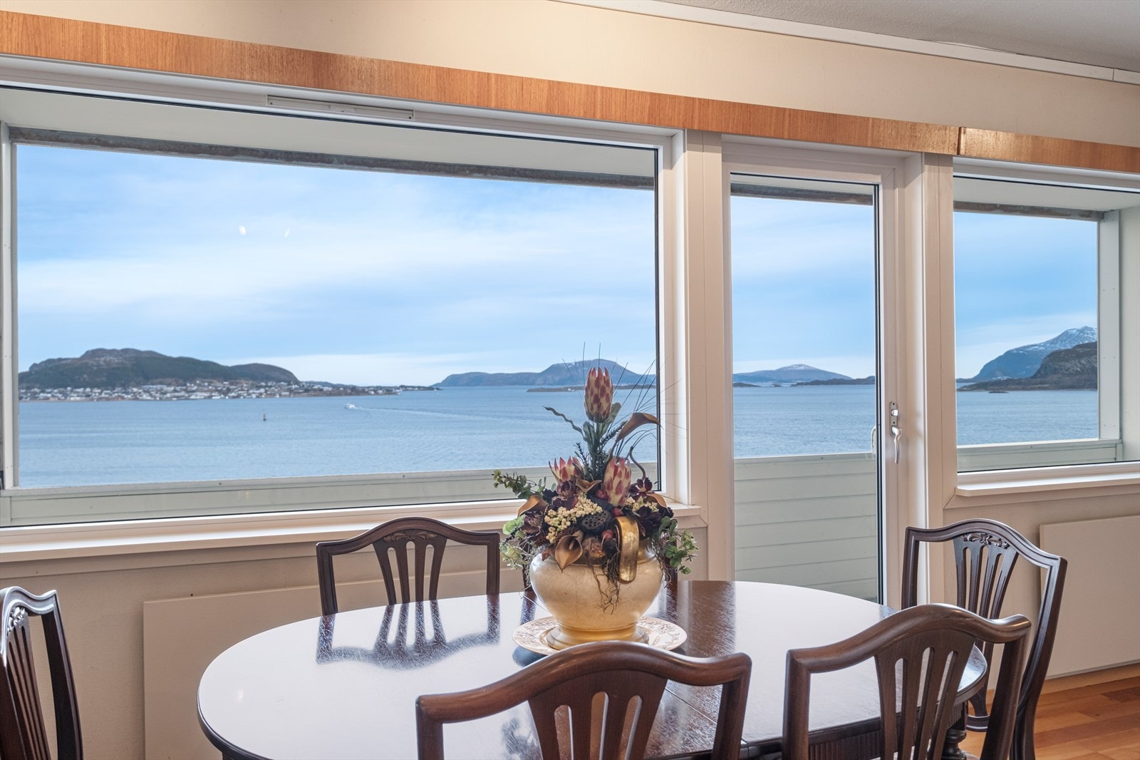 Nydelig utsikt fra stue/kjøkken Galleribilde