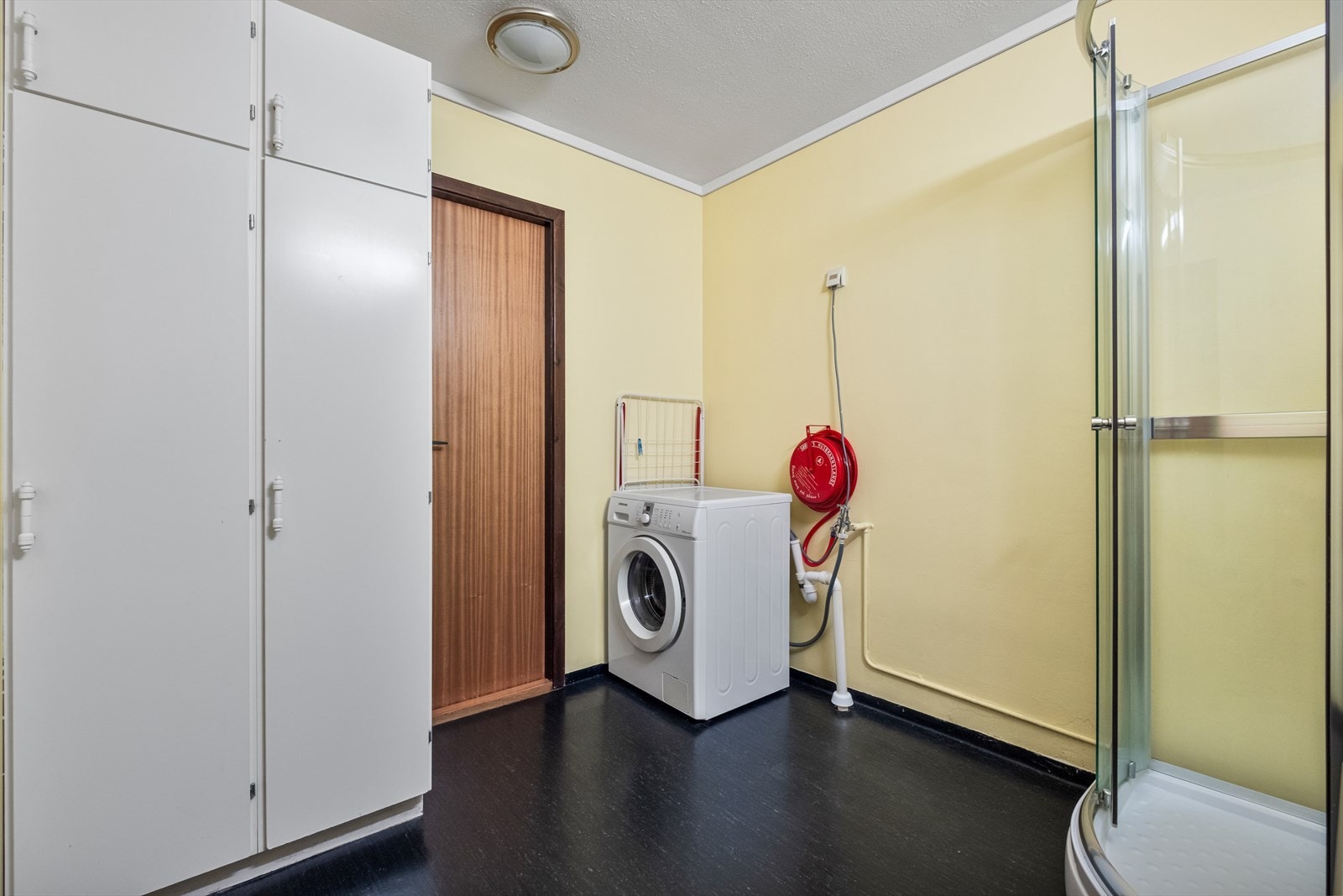 Det er opplegg for vaskemaskin på bad Galleribilde