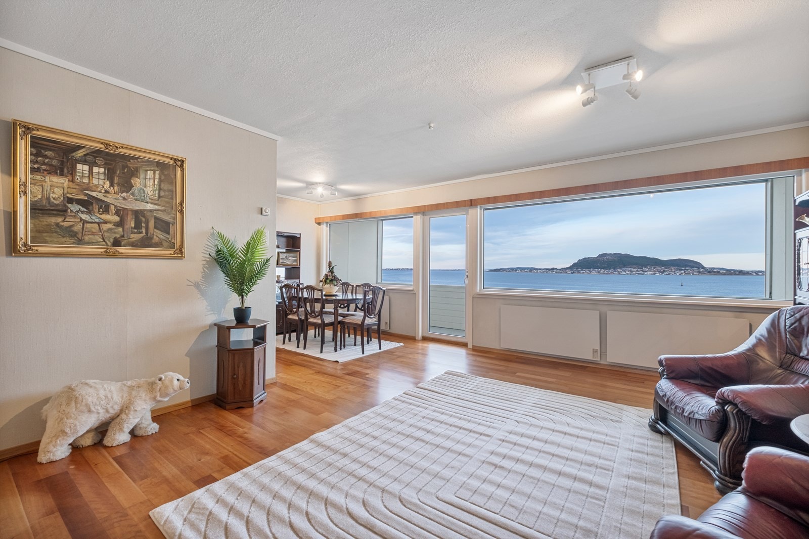 Fra stuen er det utgang til stor nordvendt balkong Galleribilde