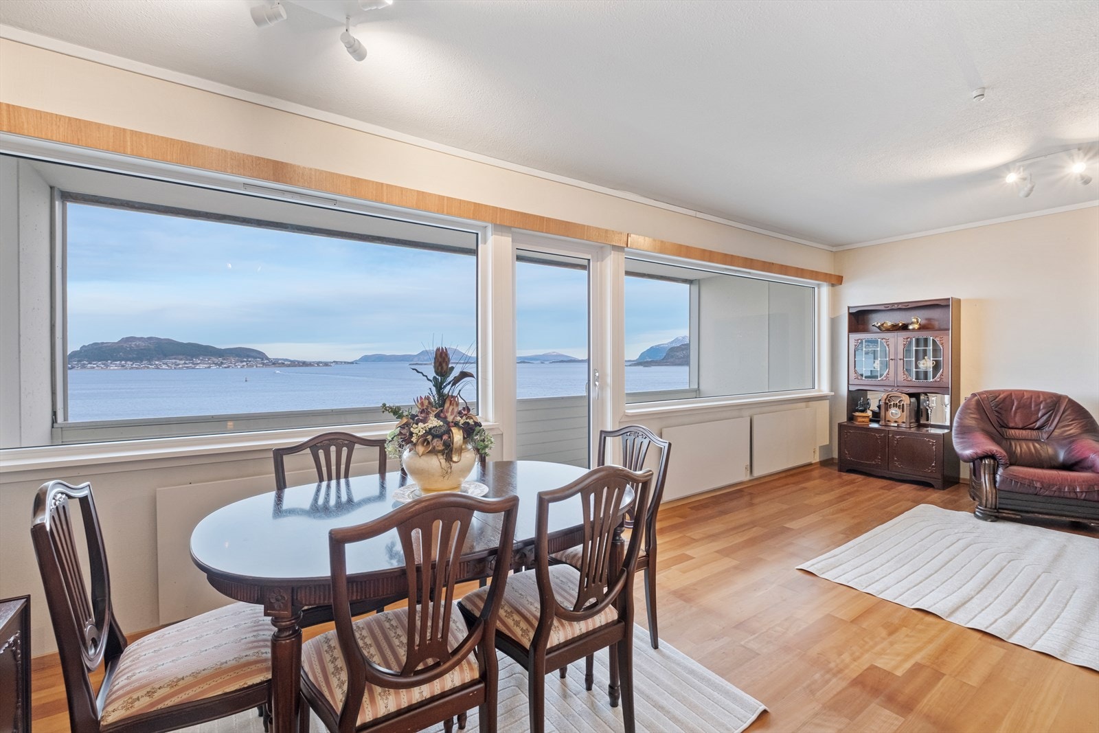 Lys og luftig stue med store vindusflater Galleribilde