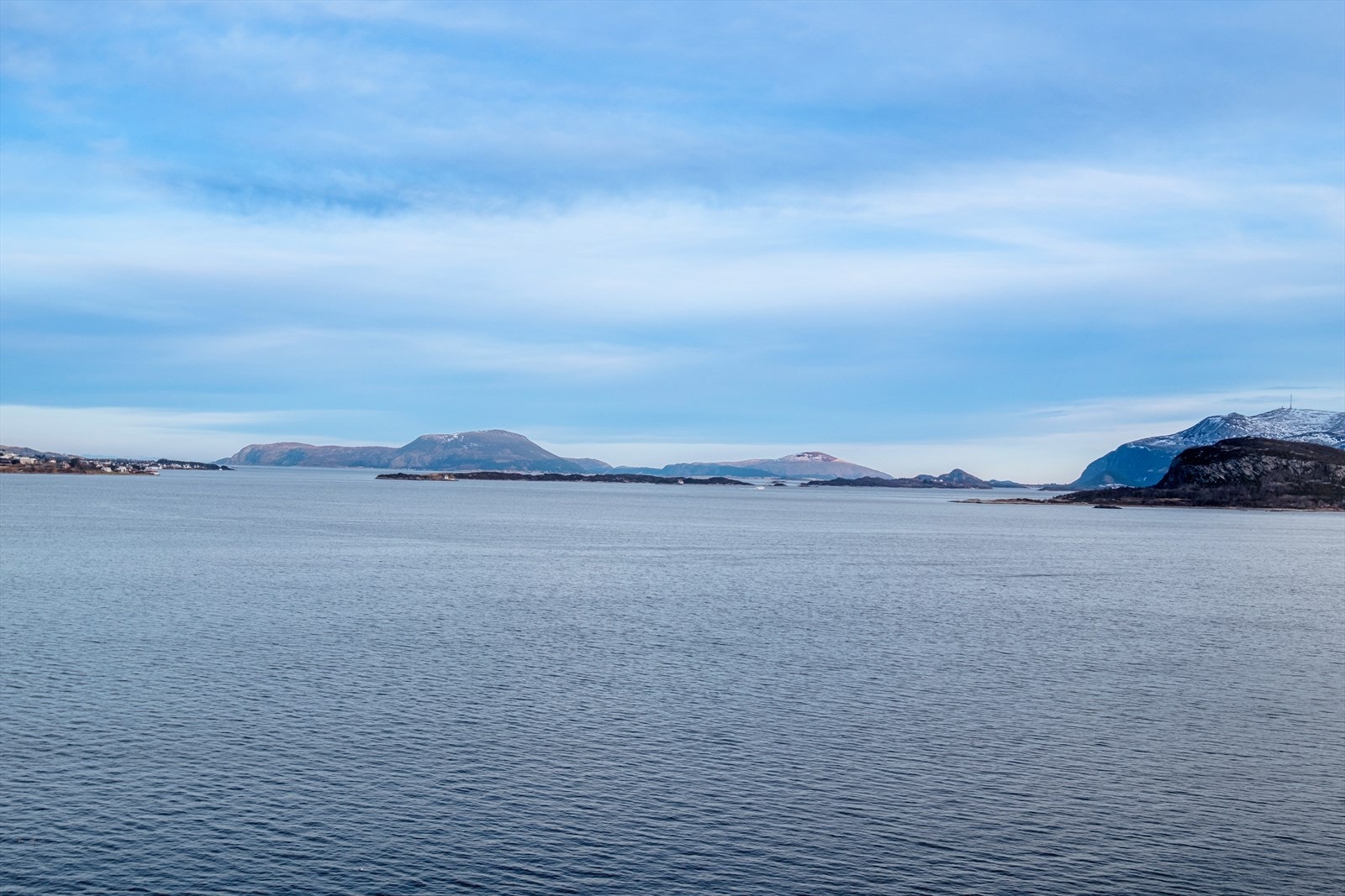 Her kan man nyte solen fra ca. 16.30 til den går ned - og man har flott skue over fantastiske solnedganger Galleribilde