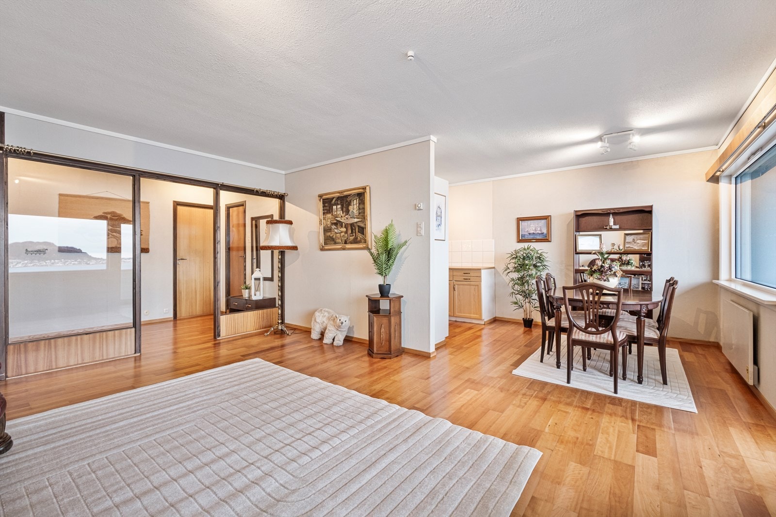 Romslig stue med god plass til sofagruppe Galleribilde