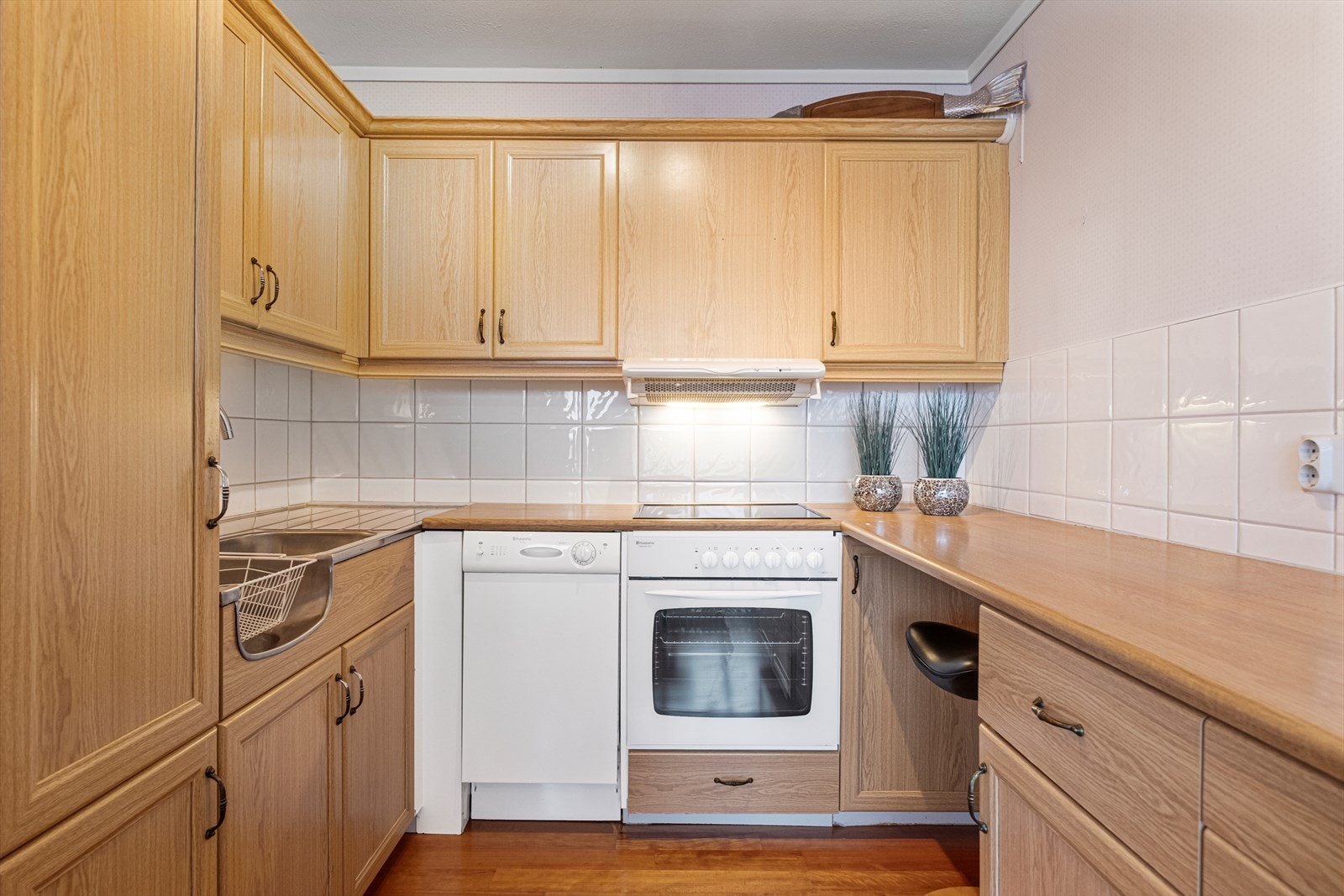 Kjøkkenet er utstyrt med kjøl/fryseskap, oppvaskmaskin, platetopp og stekeovn Galleribilde