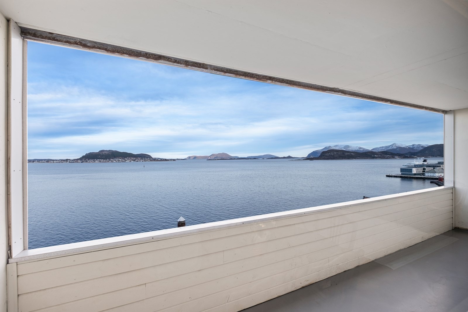 Fantastisk utsikt mot bysentrum og Molja Galleribilde